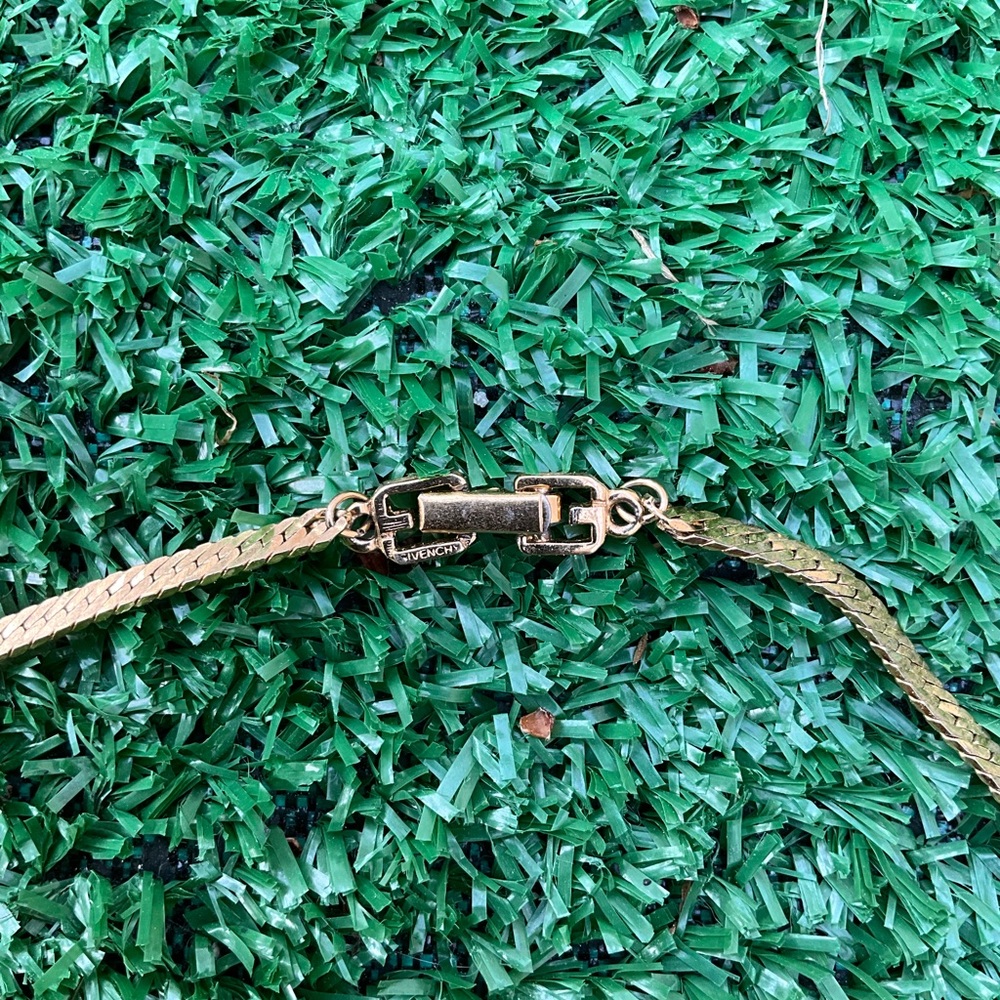 Givenchy gold-toned herringbone chain necklace. - Picture 7 of 10